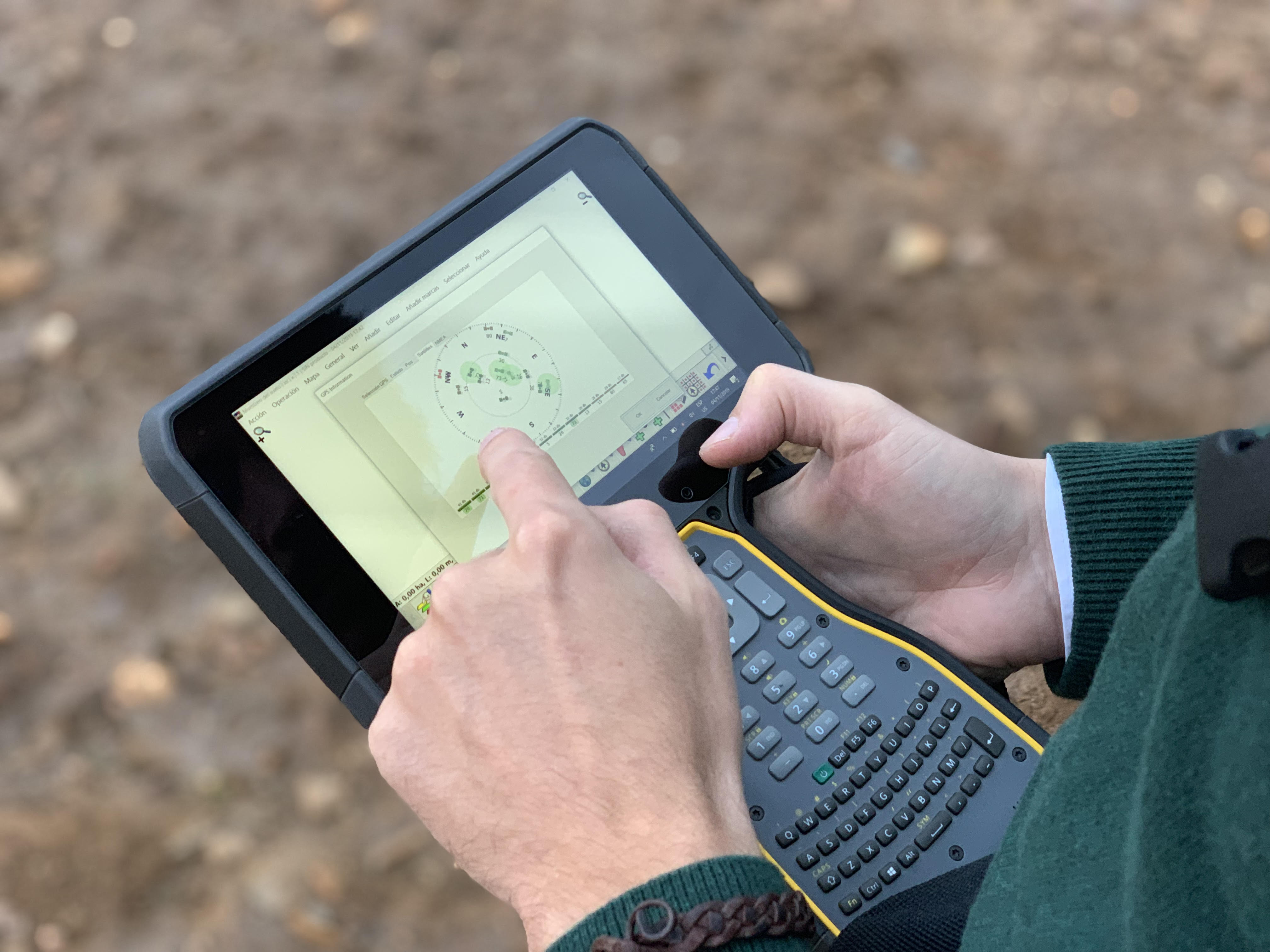 Agrónomo realizando muestreo de suelo con GPS en campo